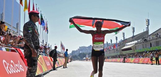 Keňská běžkyně Jemima Sumgongová v cíli olympijského závodu.