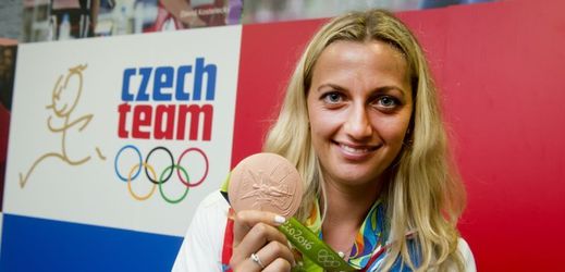 Tenistka Petra Kvitová pózuje s bronzovou medailí.