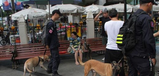 Thajští psovodi zajišťují jedno z míst, kde vybuchla nálož.
