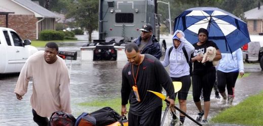 Lidé v Baton Rouge bojují se záplavami.