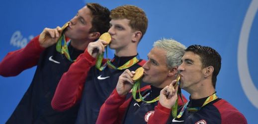 Členové zlaté americké štafety na olympiádě v Riu.