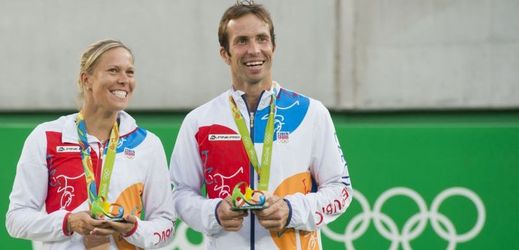Lucie Hradecká a Radek Štěpánek se svými  bronzovými olympijskými medailemi.