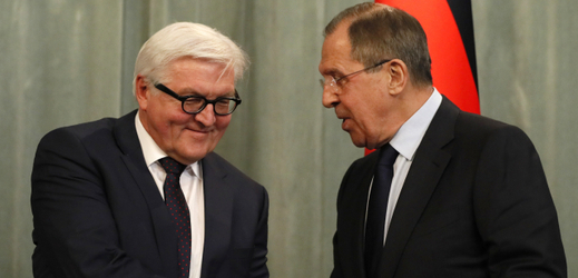 Německý ministr zahraničí Frank-Walter Steinmeier (vlevo) a jeho ruský protějšek Sergej Lavrov. Rusko-německé vztahy podle Lavrova procházejí nejkomplikovanějším obdobím od sjednocení Německa.