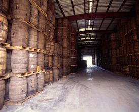 Námořníci zjistili, že rum vydrží v sudech déle poživatelný než voda či pivo.
