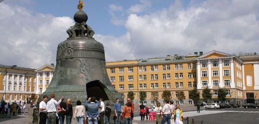 Obrovský zvon zvaný Car-kolokol patří mezi největší moskevské atrakce.