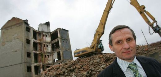 Začátek sporu. Jiří Čunek před domem, který nechalo město kvůli špatnému stavu zdemolovat. Rok 2006.