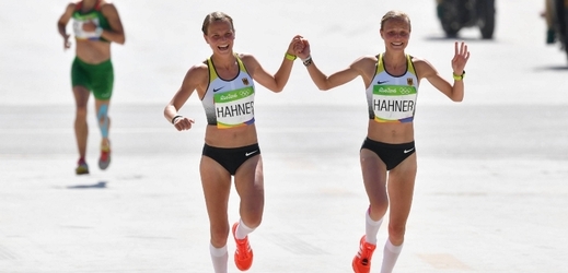 Sestry Hahnerovy, německá dvojčata, protnuly cíl maratonu ruku v ruce.