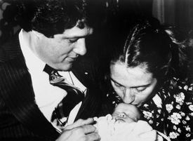 Manželé Clintonovi a jejich dcera Chelsea.