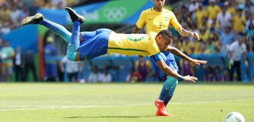 Neymar střílí vedoucí gól Brazílie.