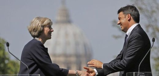 Italský premiér Matteo Renzi společně s britskou premiérkou Theresou Mayovou.
