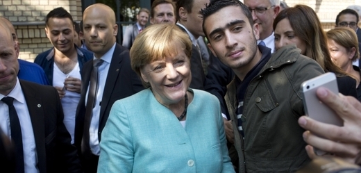 Září 2015. Uprchlíci si pořizují selfie s německou kancléřkou.