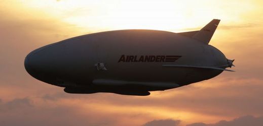 Obří hybridní vzducholoď Airlander 10 se vznesla k nebi. 