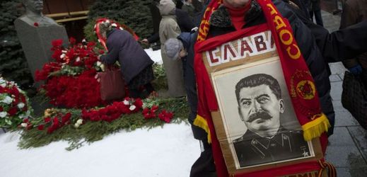 Komunistický podporovatel s portrétem Josifa Stalina.