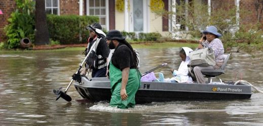 Obyvatele zaplavených domů zachraňují dobrovolníci.