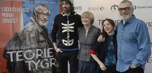 Herci (zleva) Jakub Kohák, Eliška Balzerová, Tatiana Vilhelmová a Jiří Bartoška představili v Praze film Teorie tygra režiséra Radka Bajgara.