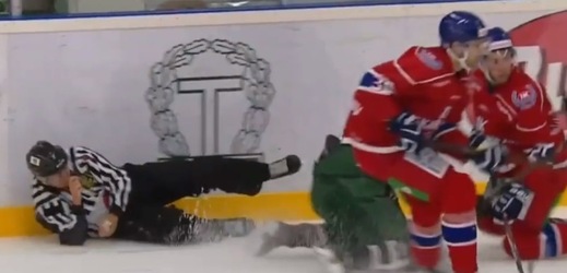 Švédský sudí přišel v utkání druhé hokejové ligy o prst.