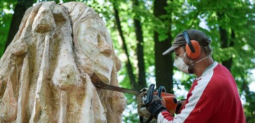 Novou sochu pro libereckou zoo vytvoří sochař Jan Švadlenka (na snímku).