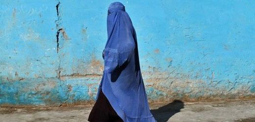 Burka zcela zahaluje tvář ženy.