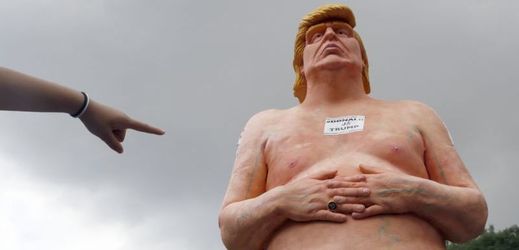 Socha nahého Donalda Trumpa.