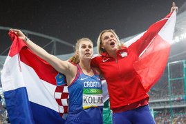 Barbora Špotáková (vpravo) se zlatou Chorvatkou Sarou Kolakovou.