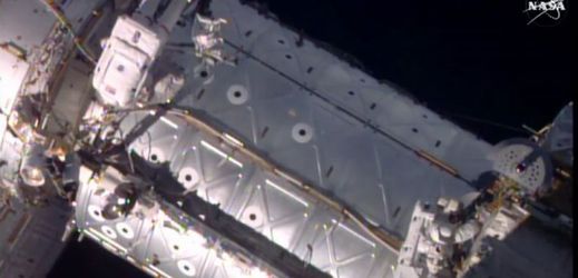 Astronauti Jeffrey Williams (vlevo) a Kate Rubinsová v otevřeném vesmíru.