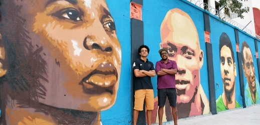Tváře deseti členů olympijského týmu uprchlíků zůstanou navždy vyobrazeny na zdi v přístavu v Riu de Janeiro. 