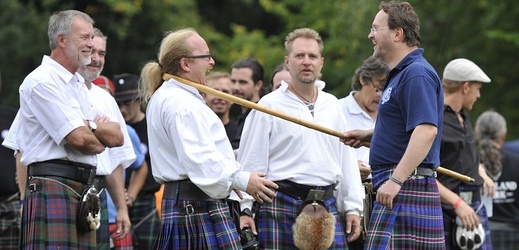 Zámek Sychrov hostí Skotské hry, slavnosti whiskey a setkání majitelů britských autoveteránů.