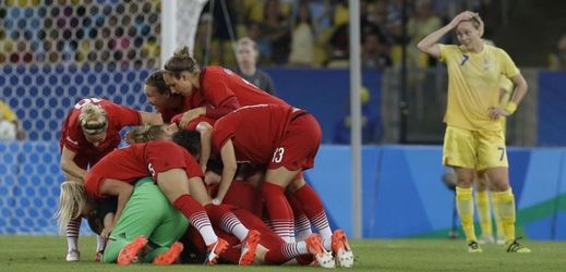 Německé fotbalistky se radují po výhře nad Švédskem.