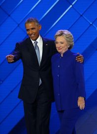 Hillary Clintonová s nynějším americkým prezidentem Barackem Obamou. I díky tomuto spojenectví má demokratická kandidátka Clintonová náskok ve volebních preferencích u černošských voličů.