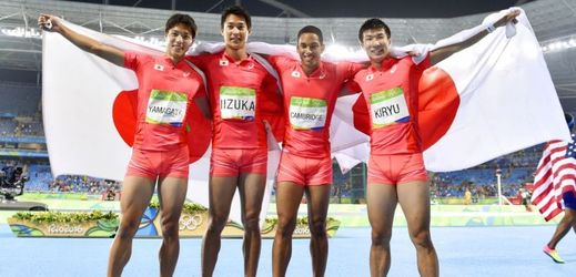 Japonští sprinteři slaví stříbro ze štafety 4x100 metrů.