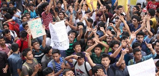 V Bangladéši se tento týden udála bizarní rvačka více než stovky lidí. Ti se servali kvůli zápletce indického seriálu (ilustrační foto).