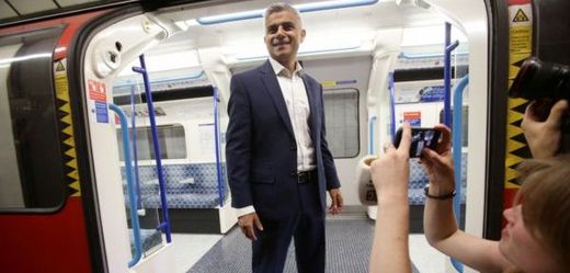 Slavnostního zahájení nočního provozu londýnského metra se zúčastnil i starosta Londýna Sadiq Khan.