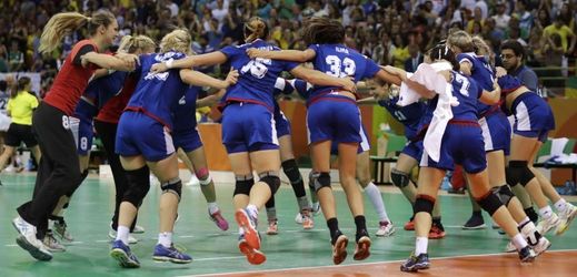Ruské házenkářky slaví vítězství na olympijském turnaji.