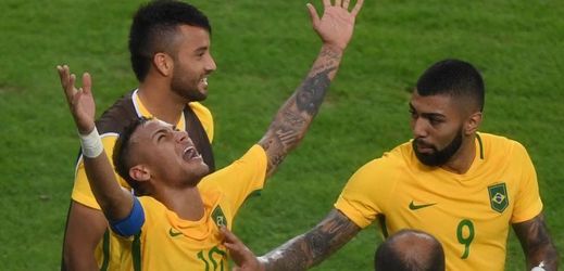 Brazilský kapitán Neymar slaví gól v německé síti.