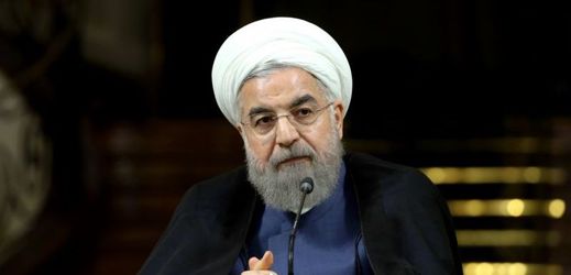 Iránský prezident Hasan Rúhání může být spokojen.  S ministrem obrany si prohlížel novou produkci íránského zbrojního průmyslu.