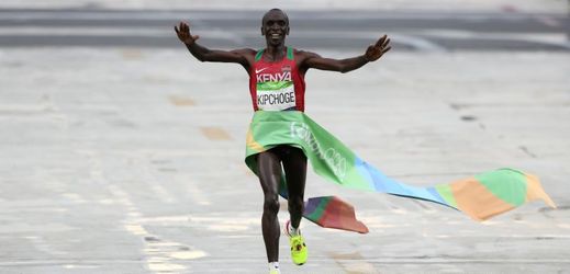Keňský maratonec Eliud Kipchoge v cíli olympijského závodu.