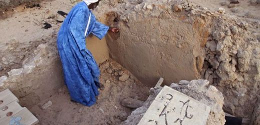 Zničené mauzoleum v Timbuktu.