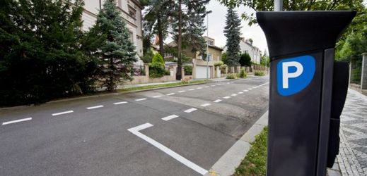 Parkovací zóny v Praze postihnou Středočechy, kteří do města jezdí za prací.