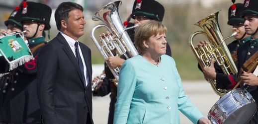 Italský premiér Matteo Renzi a německá kancléřka Angela Merkelová.
