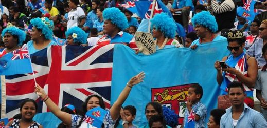 Fanoušci očekávající hrdiny z národního ragbyového týmu Fidži.