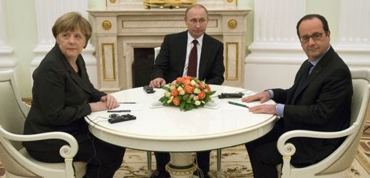 Prezidenti Vladimir Putin, François Hollande a kancléřka Angela Merkelová.