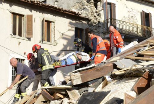 Trosky domů po ničivém zemětřesení v Itálii.