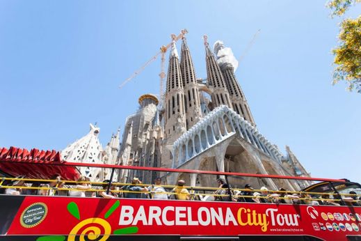 V Barceloně před kostelem Sagrada Familia také jen stěží potkáte obyvatel Barcelony.