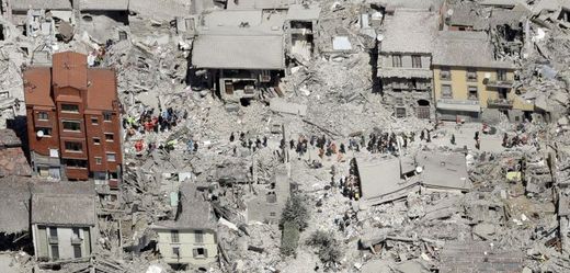 Spoušť po zemětřesení v Itálii.