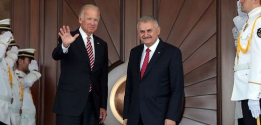 Zleva: Joe Biden a Recep Tayyip Erdogan.