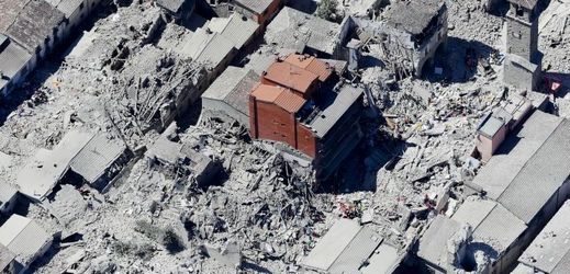 Obraz zkázy po zemětřesení ve střední Itálii.