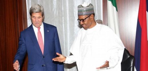Zleva John Kerry a Muhammadu Buhari.