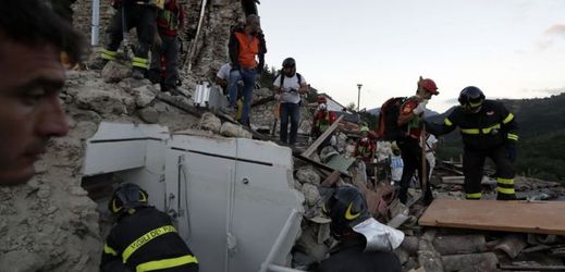 Zničující zemětřesení v Pescara del Tronto.