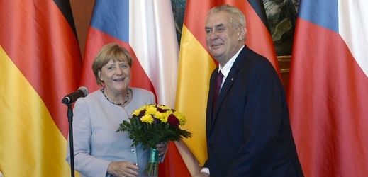 Prezident Miloš Zeman a německá kancléřka Angela Merkelová. 