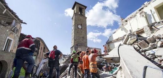 Zemětřesení ve střední Itálii si vyžádalo nejméně 247 obětí.
